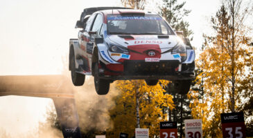 Elfyn Evans va au "jump" sur le parcours du Rallye de Finlande 2021.