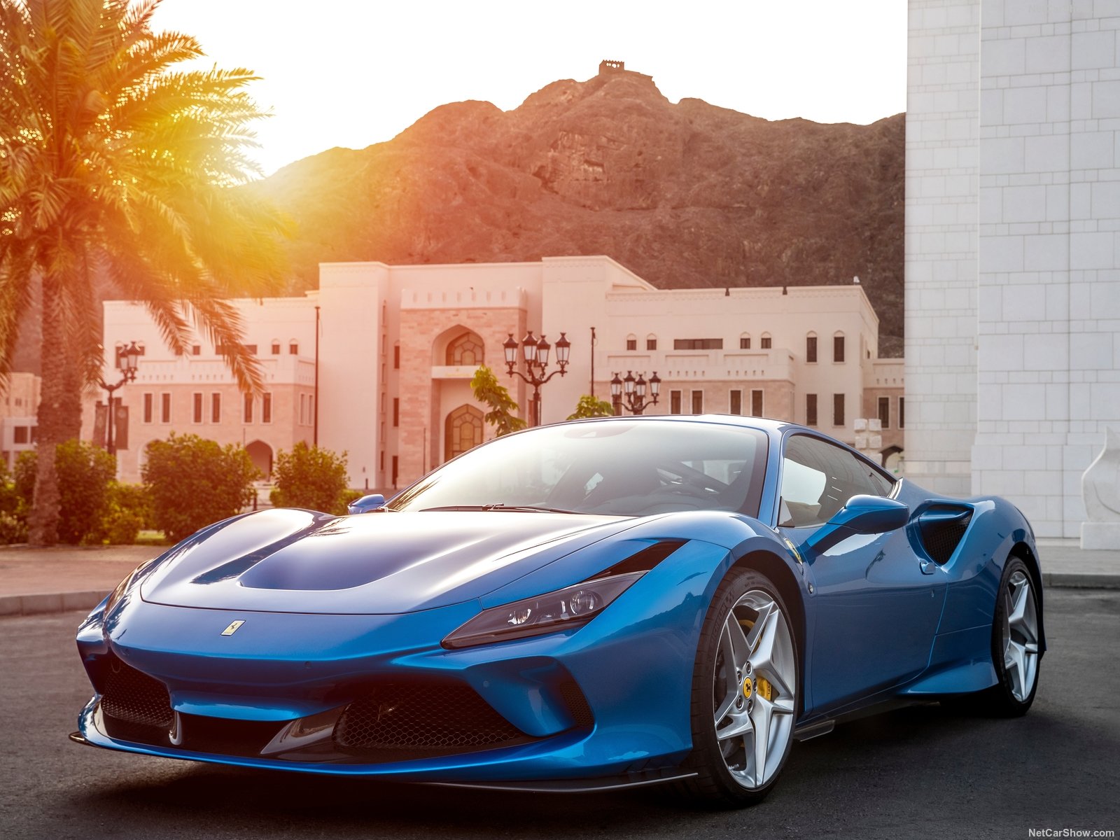 ferrari F8 tributo bleue villa soleil avant