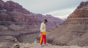 Lewis Hamilton prend la pose tout sourire pour annoncer son retour