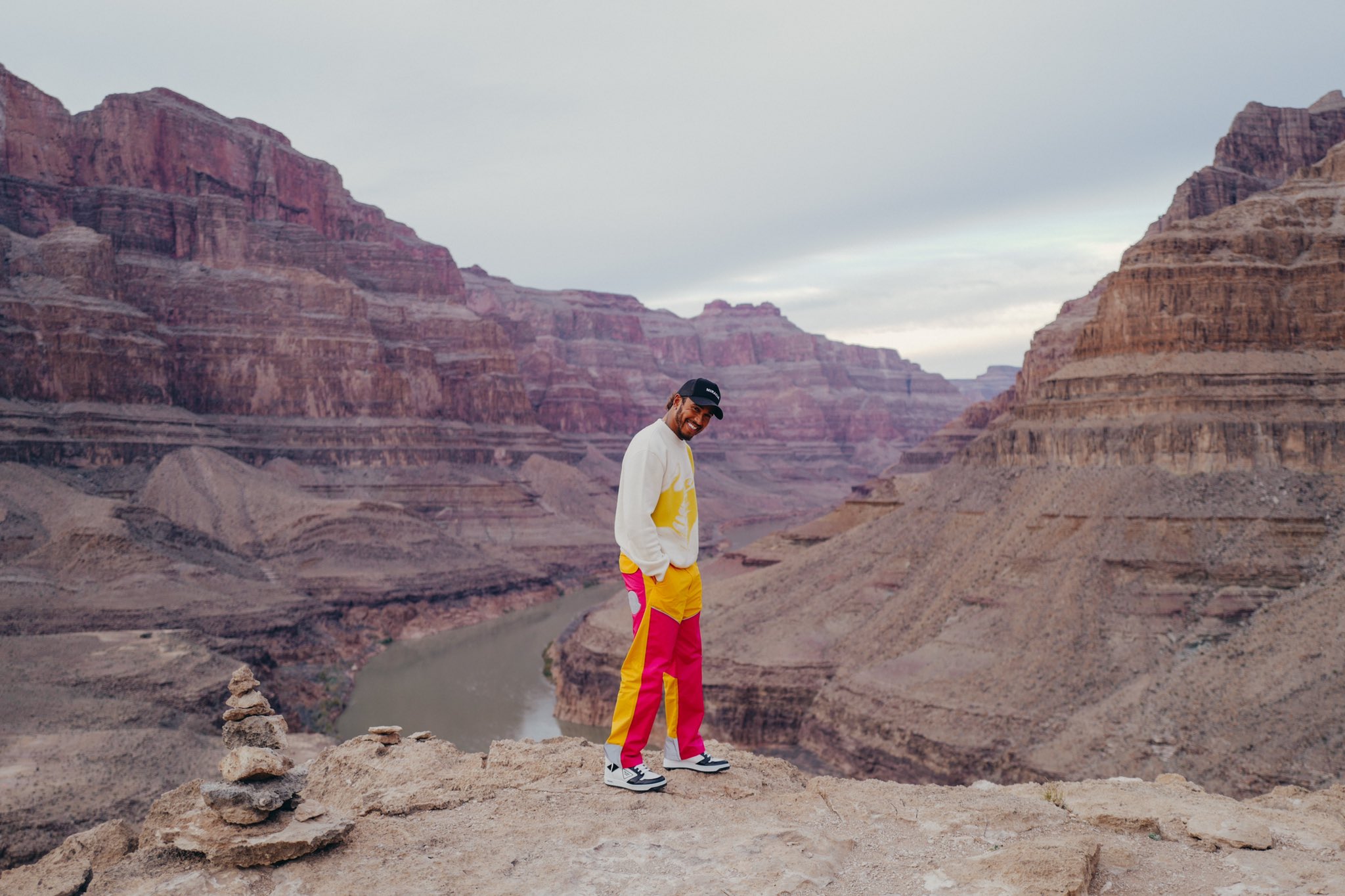Lewis Hamilton prend la pose tout sourire pour annoncer son retour