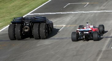 Batmobile contre F1 &agrave; Silverstone 2008