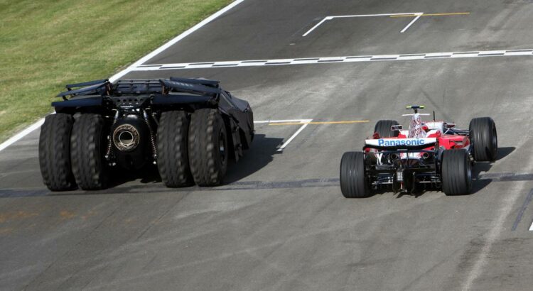 The Batman : le jour où la Batmobile a affronté une F1 ! (en images + vidéo)