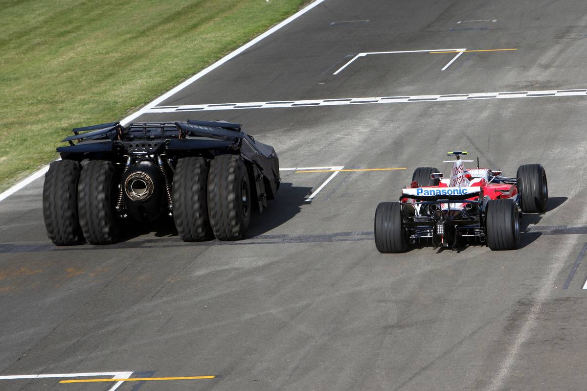 Batmobile contre F1 à Silverstone 2008