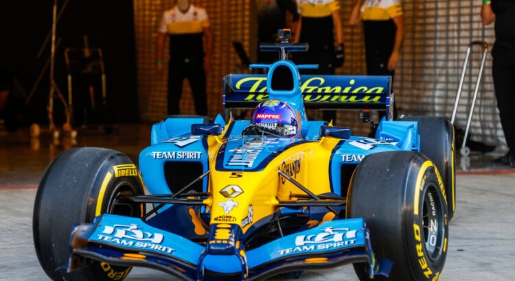 Fernando Alonso Renault R25 moteur V10 Abou Dhabi 2020 vid&eacute;o