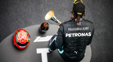 Le pilote de F1 Lewis Hamilton et le casque de Michael Schumacher