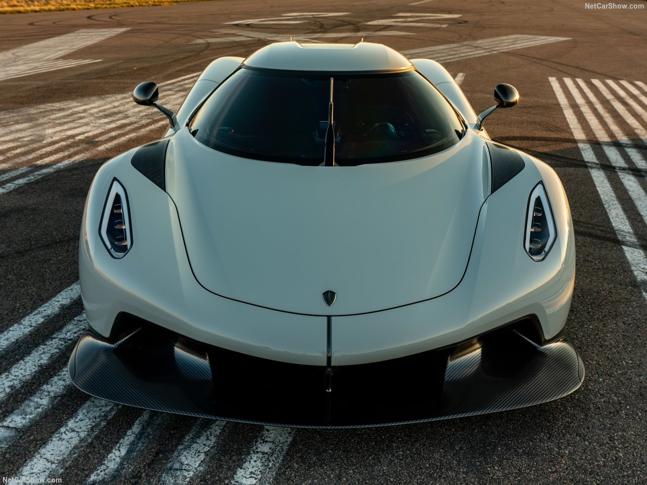 La voiture la plus rapide du monde file à 531 km/h !
