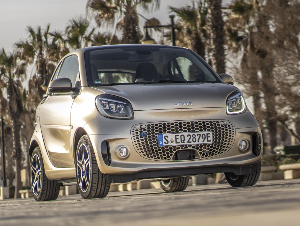 Lewis Hamilton roule en Smart électrique en daily !