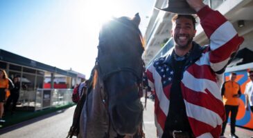 F1 - Quand Daniel Ricciardo arrive dans le paddock... &agrave; cheval ! (+ vid&eacute;o)