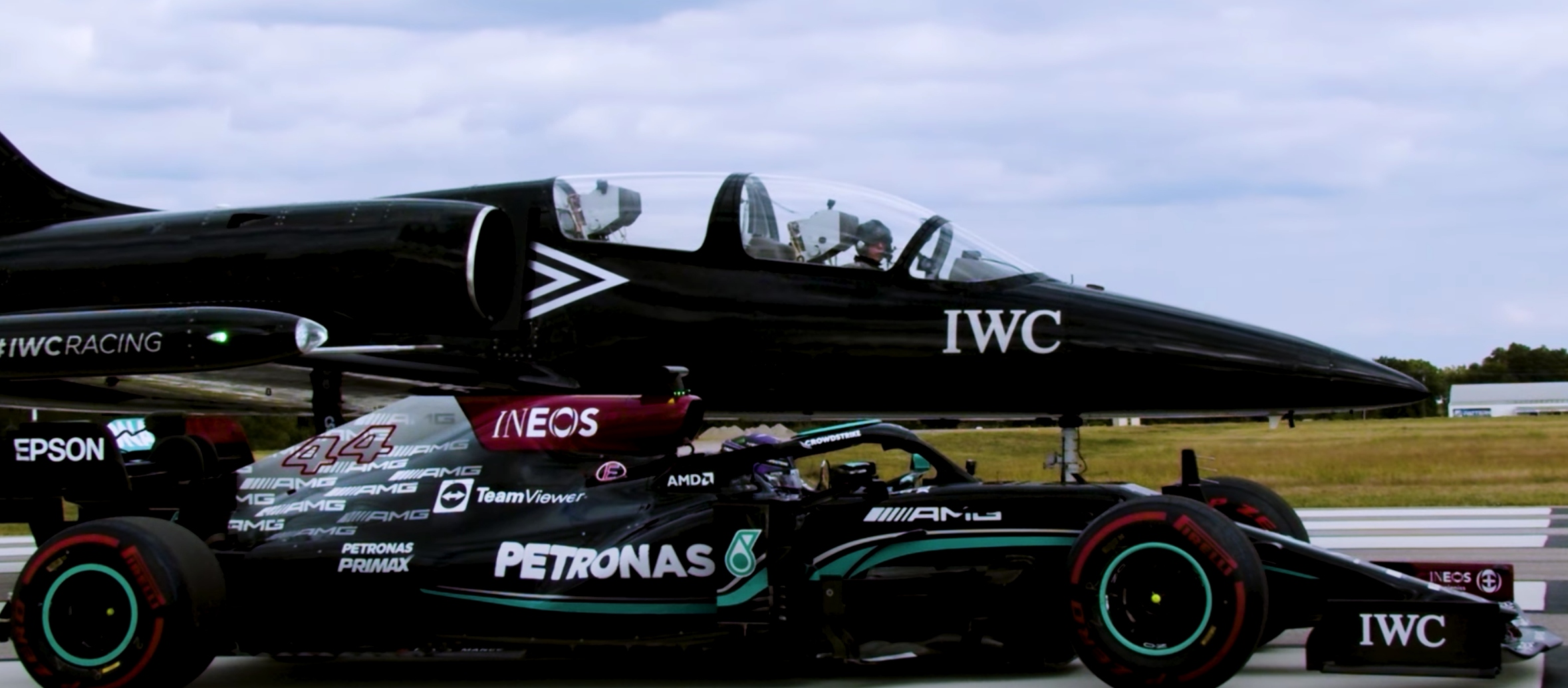 Lewis Hamilton et sa Mercedes F1 affrontent... un avion de chasse ! (+ vidéo)