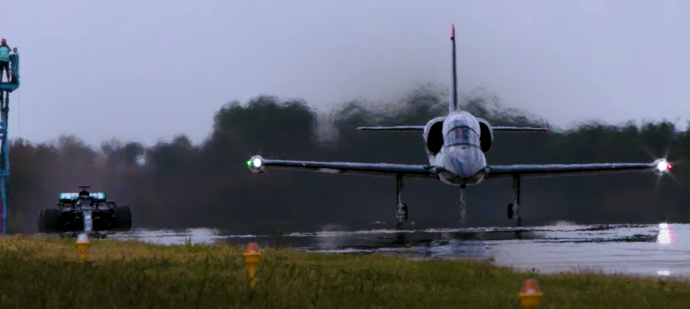 Lewis Hamilton Mercedes F1 avion de chasse vidéo