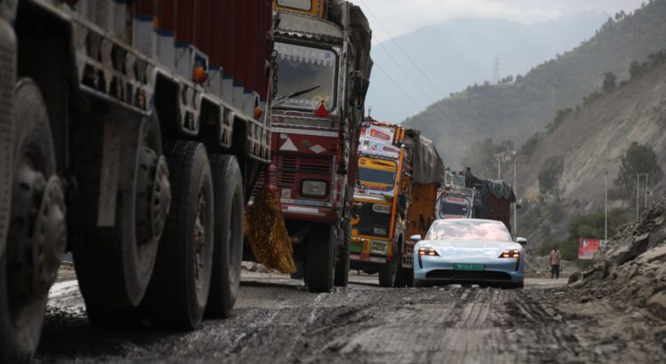 Porsche Taycan : un voyage fou de 4000 km du nord au sud de l'Inde !
