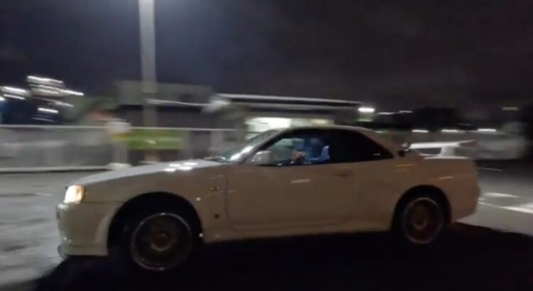 Quand Lewis Hamilton joue à "Tokyo drift" en Nissan Skyline R34 ! (vidéo)