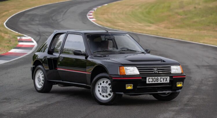 Un rare exemplaire de la célèbre Peugeot 205 Turbo 16 aux enchères
