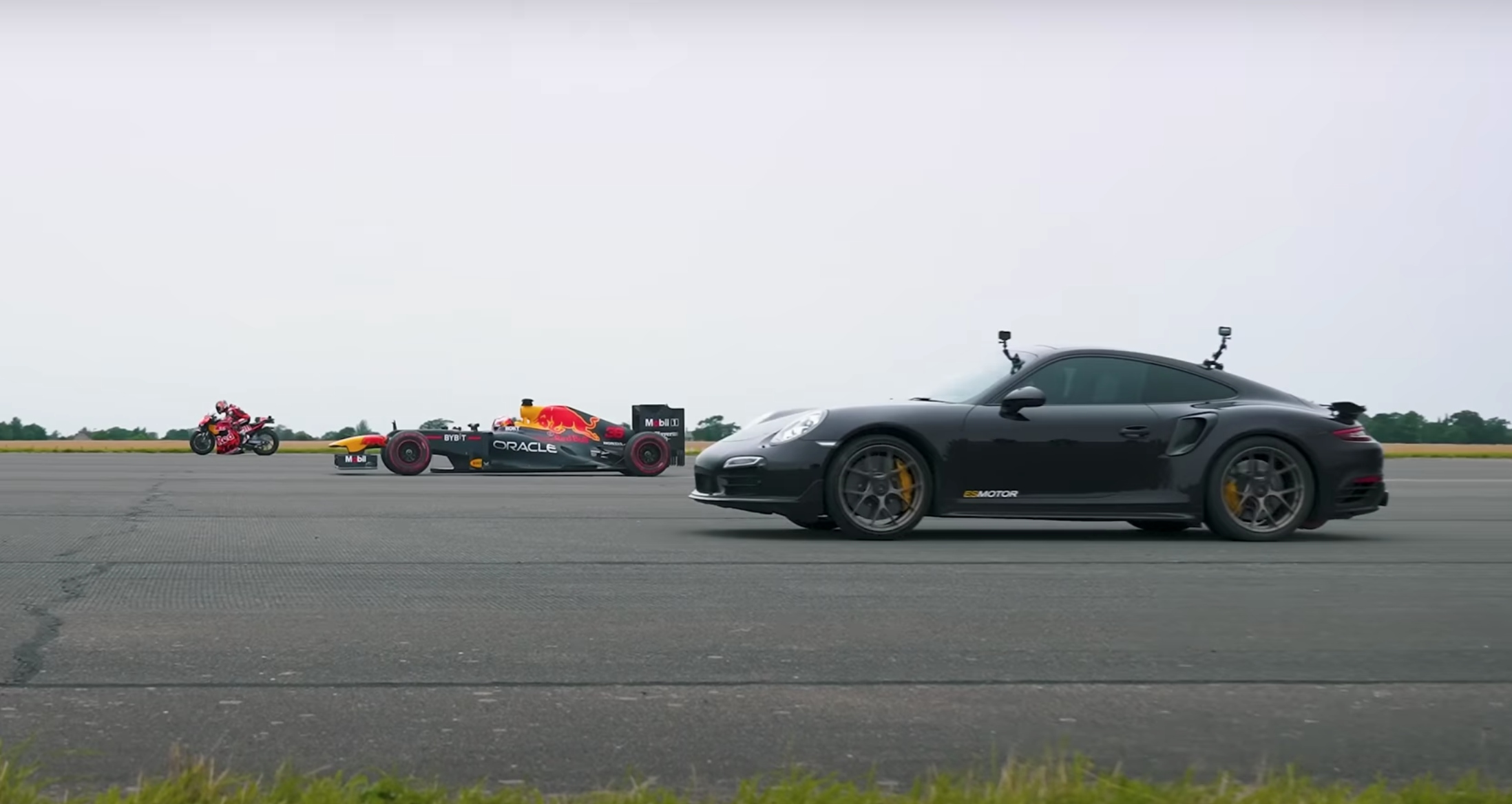 Drag race MotoGP Porsche 911 F1 vidéo