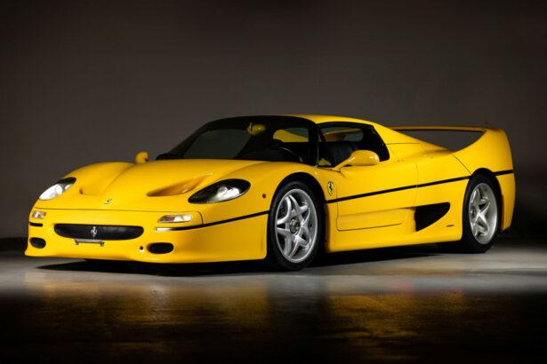 Une rarissime Ferrari F50 jaune Giallo Modena aux encheres