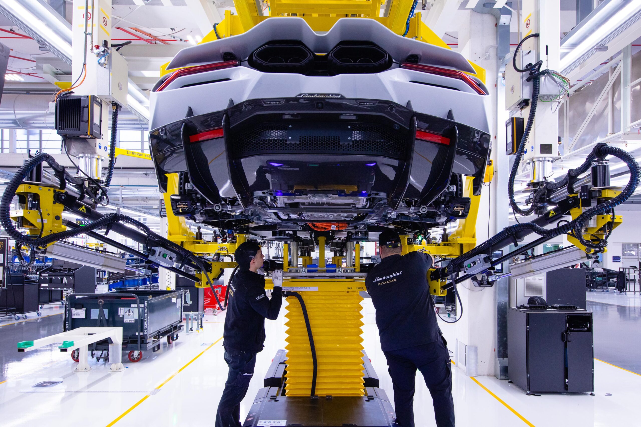 Lamborghini Revuelto (2023)