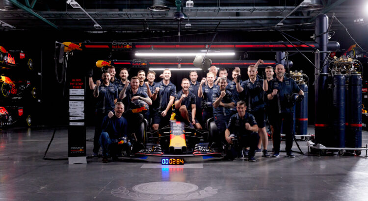 Red Bull Racing réussit un pit-stop hallucinant... dans le noir complet ! (+ vidéo)