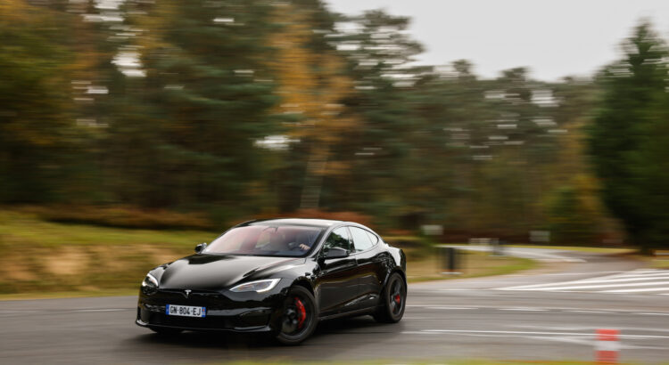 Essai - Tesla Model S Plaid : on la passe sur le "gril" du circuit de Mortefontaine !