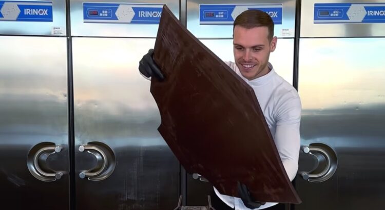 Il dévoile une monoplace de F1... 100% construite en chocolat ! (+ vidéo)