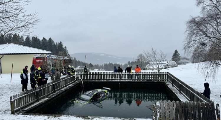 Il plante sa voiture de rallye... au fond d'une piscine ! (+ vidéo)