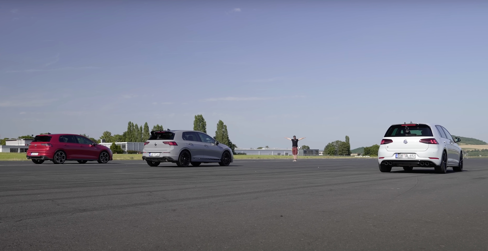 Drag race Volkswagen Golf GTI Mk 8.5 vs Mk8 vs R Mk7 vidéo 2024