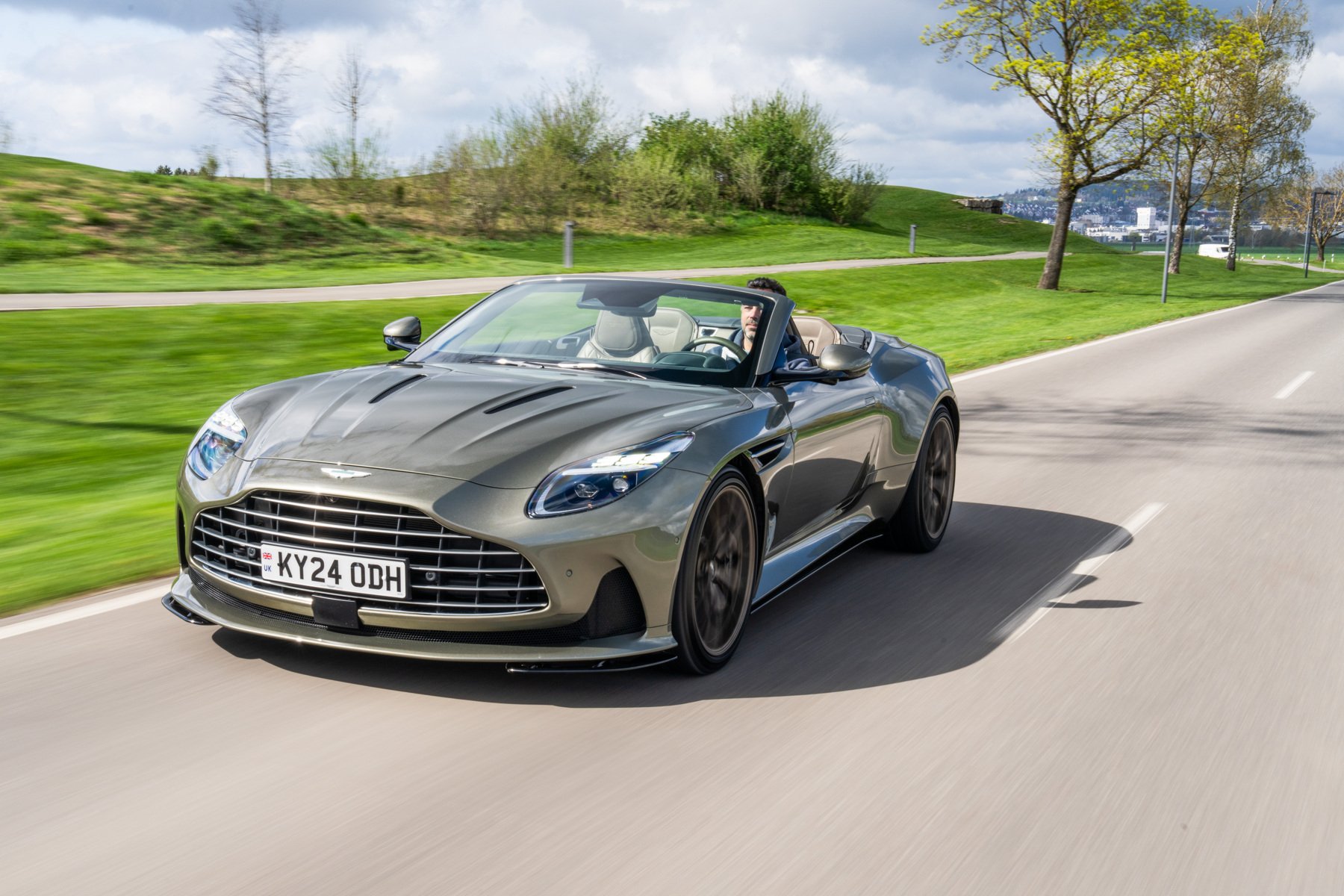 Aston Martin DB12 Volante 2024