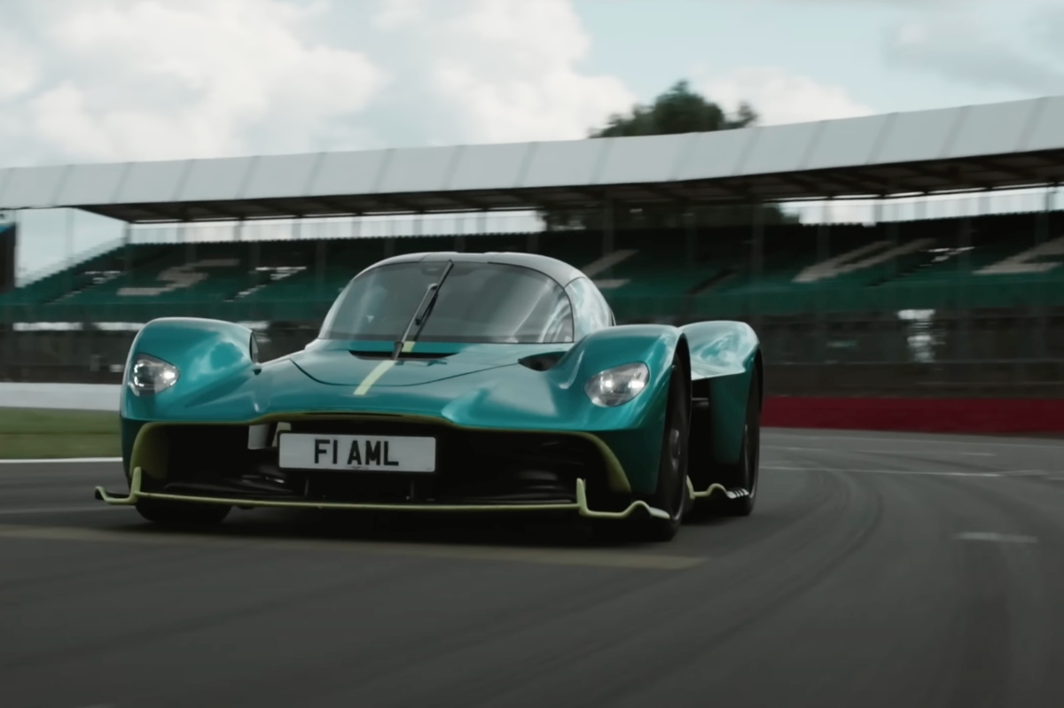 the Valkyrie pulverizes Porsche at Silverstone! (video)