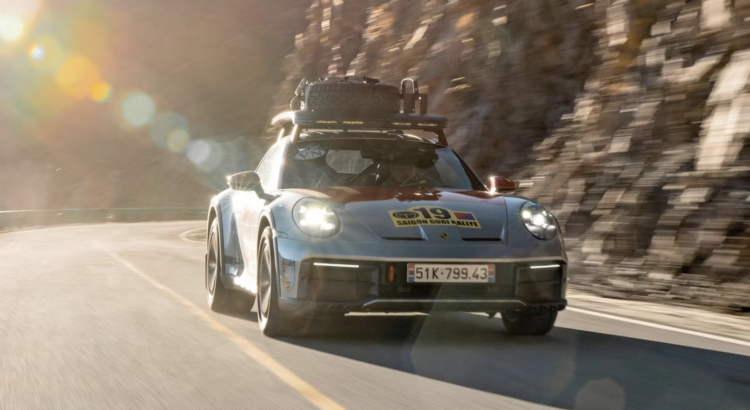 Un propriétaire utilise vraiment sa Porsche 911 Dakar comme il faut