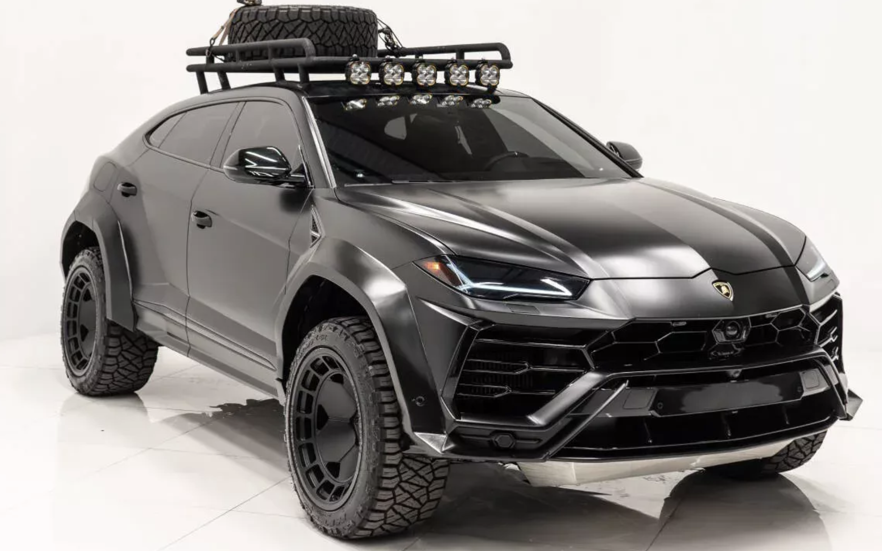Lamborghini Urus tout-terrain LM002