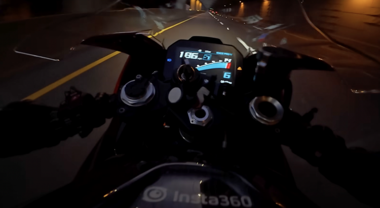 Ce motard roule à 320 km/h et publie ses exploits sur YouTube