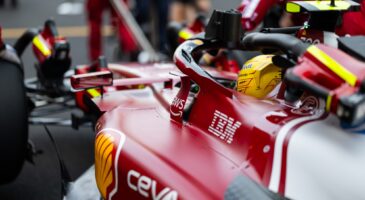 F1 Hamilton volant Mercedes Ferrari 2025