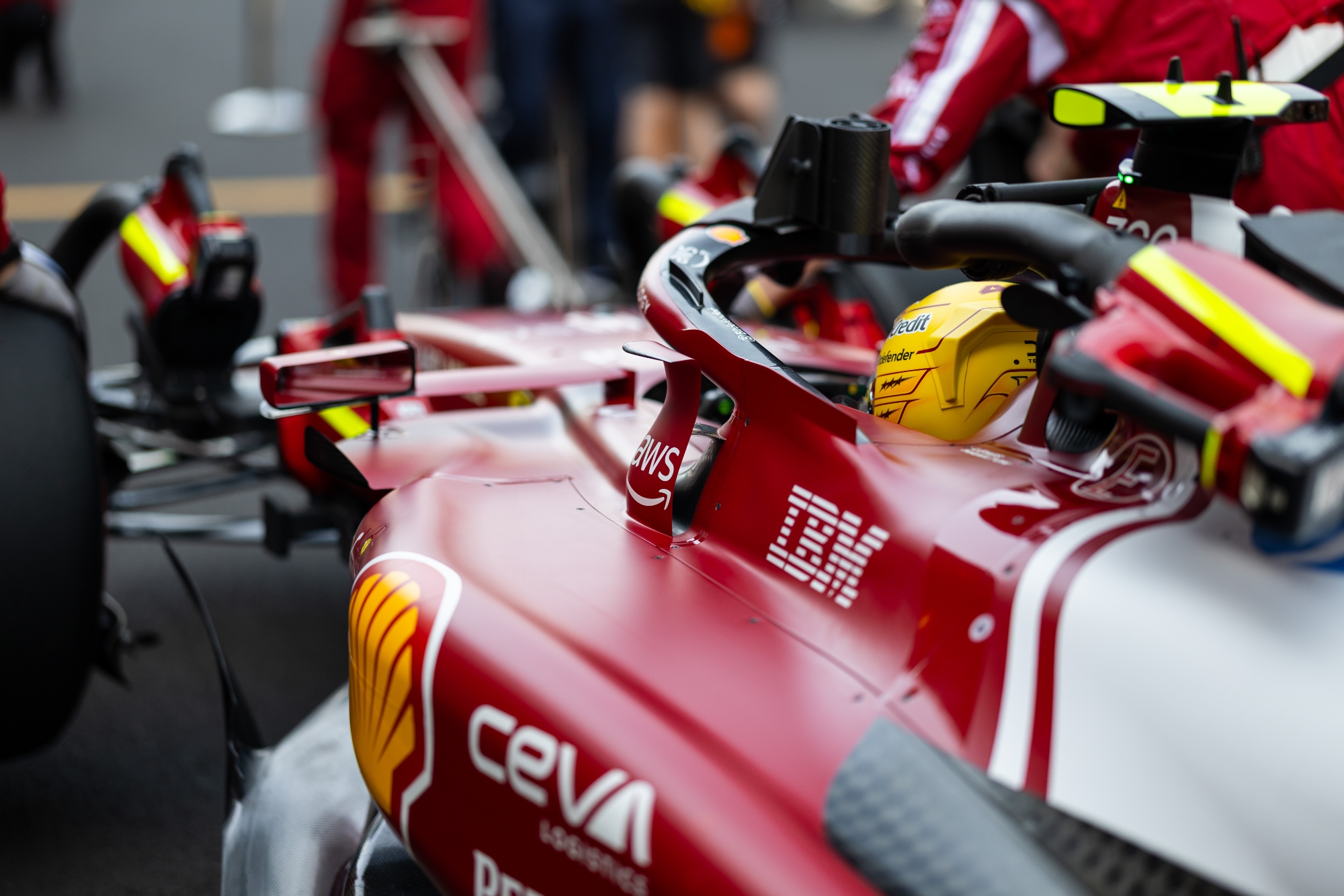 F1 Hamilton volant Mercedes Ferrari 2025