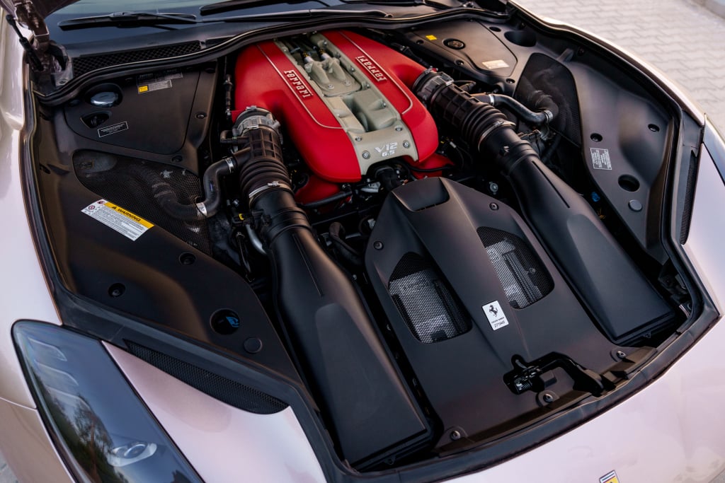 Ferrari 812 GTS V12 autobahn vid&eacute;o 2025