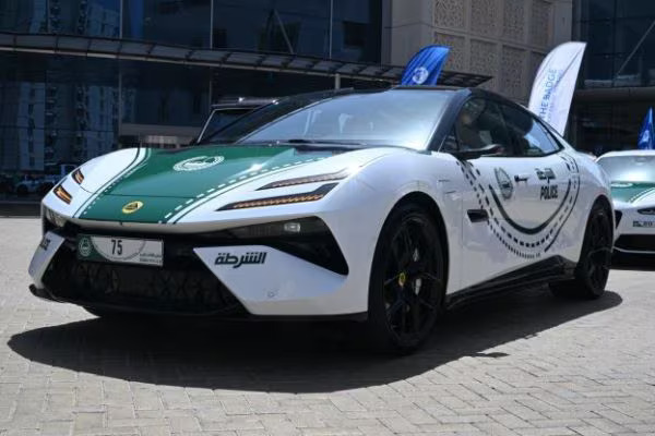 Voici la dernière recrue de la police de Dubaï : la Lotus Emeya S.