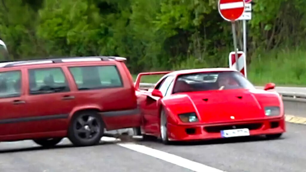 Accrochage entre Ferrari F40 et une Volvo 850