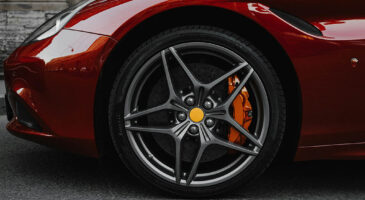 Une voiture rouge avec une jante &eacute;toile et un bloc ABS