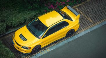 Assurance auto tous risques : une voiture sportive jaune, stationn&eacute;e dans une all&eacute;e verdoyante.