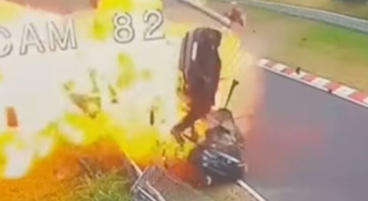 Une Porsche prend feu après un énorme accrochage sur le Nürburgring ! (vidéo)