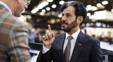 L'actuel pr&eacute;sident de la FIA Mohammed Ben Sulayem &agrave; l'exposition automobile de Versailles 2025