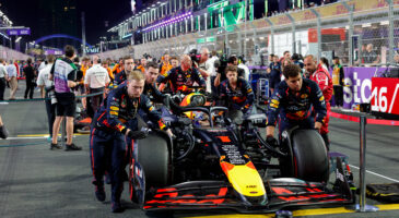 M&eacute;caniciens de Oracle Red Bull Racing poussant la voiture de Max Verstappen au Grand Prix de Jeddah 2025
