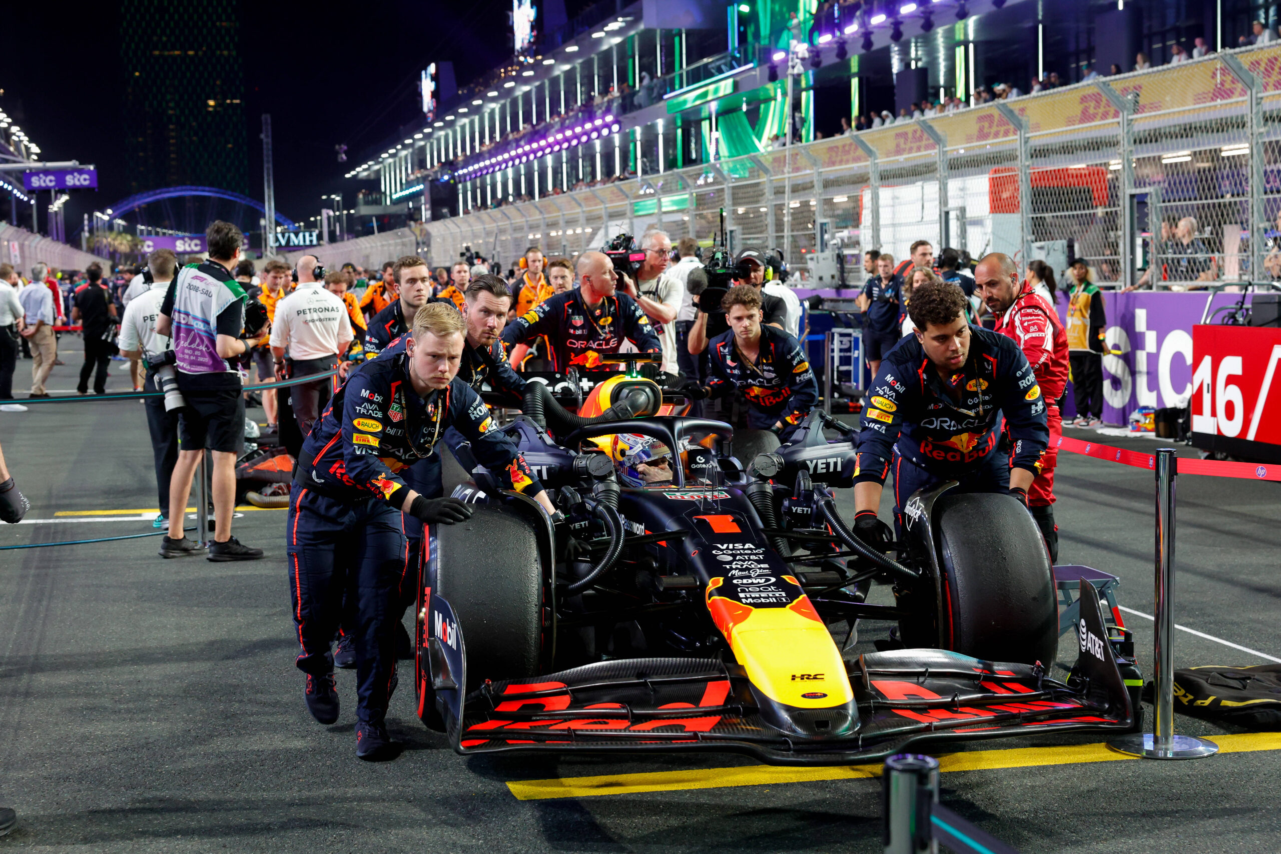 Mécaniciens de Oracle Red Bull Racing poussant la voiture de Max Verstappen au Grand Prix de Jeddah 2025