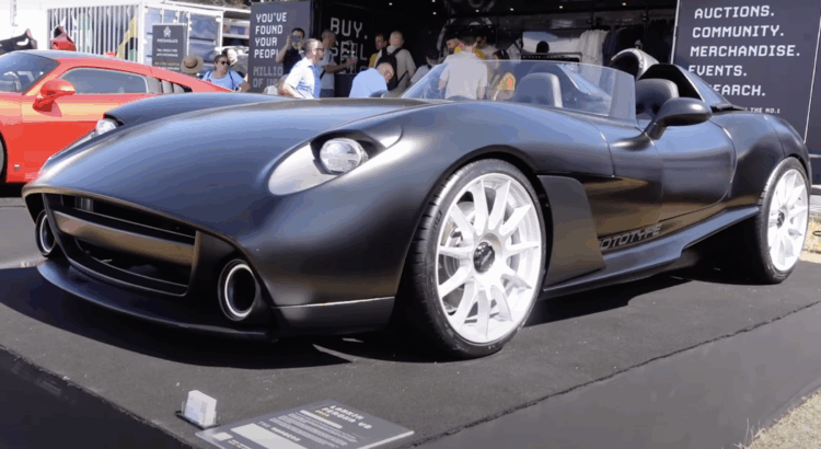 Ce petit roadster anglaise cache un V8 atmo ou un énorme V12