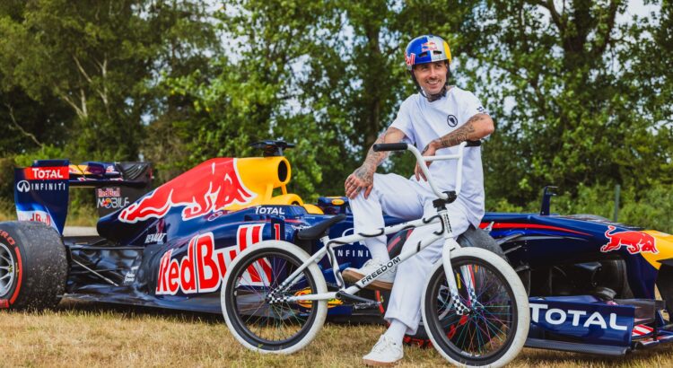 1ère mondiale : il saute en BMX au-dessus d'une F1 en mouvement ! (+ vidéo)