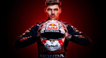 Max Verstappen, pr&ecirc;t pour Grand Prix de Zandvoort, casque Red Bull en main.