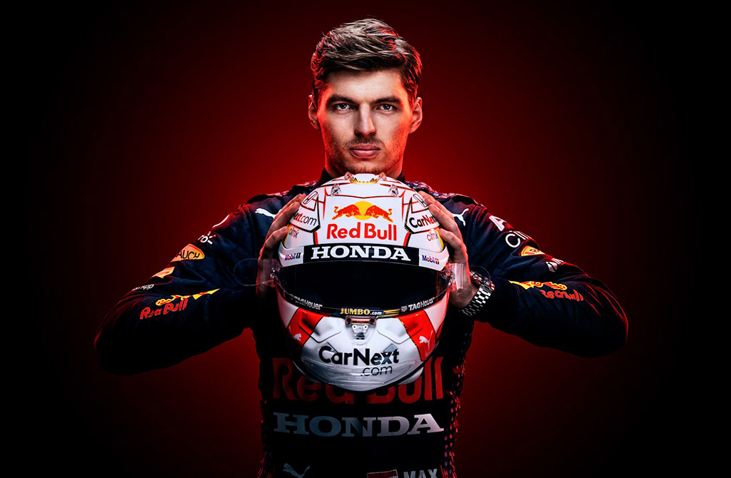 Max Verstappen, prêt pour Grand Prix de Zandvoort, casque Red Bull en main.