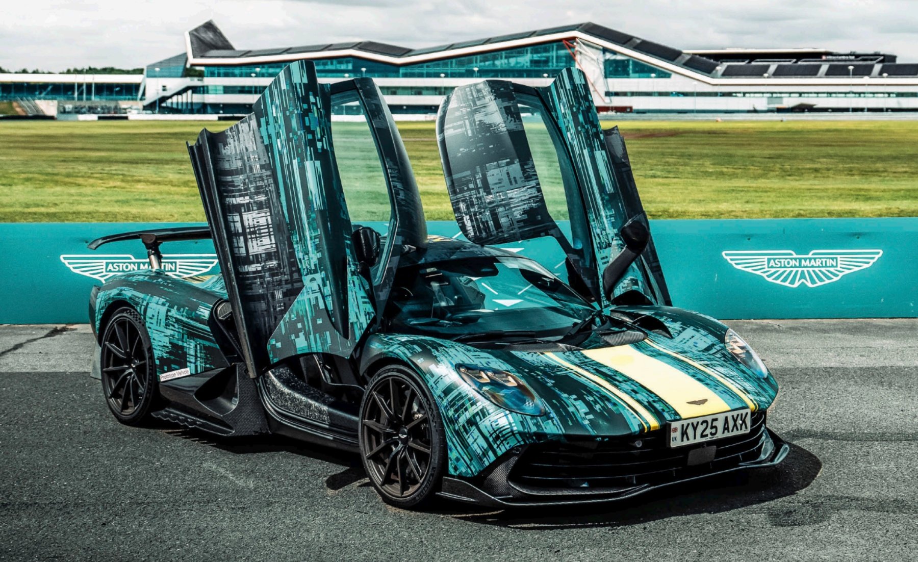 Aston Martin Valhalla 2025