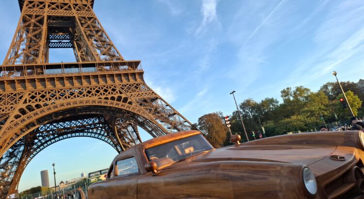 Cette Mercedes 300 SL sculptée en bois... roule avec un vrai moteur !