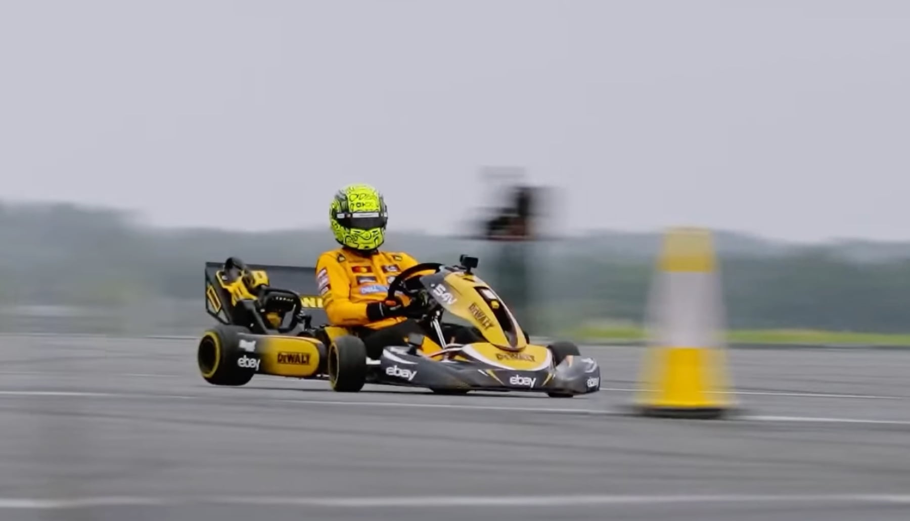 Lando Norris kart tron&ccedil;onneuses 2025