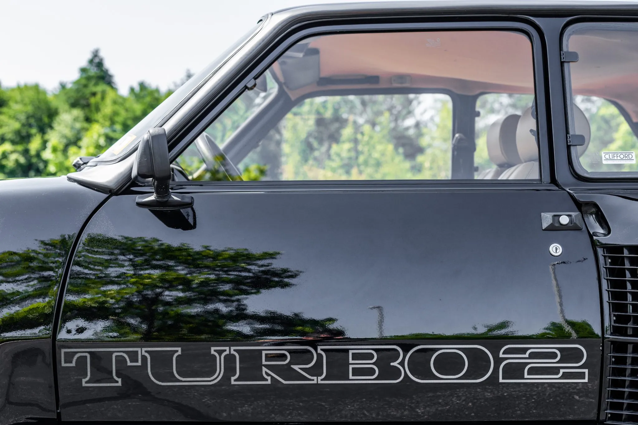 Renault 5 Turbo 2 (1984): vous ne devinerez jamais où l’icône française a été aperçue (+vidéo)