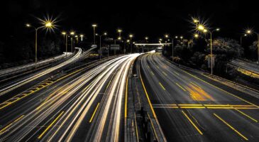 Photo d&rsquo;une autoroute avec des lumi&egrave;res
